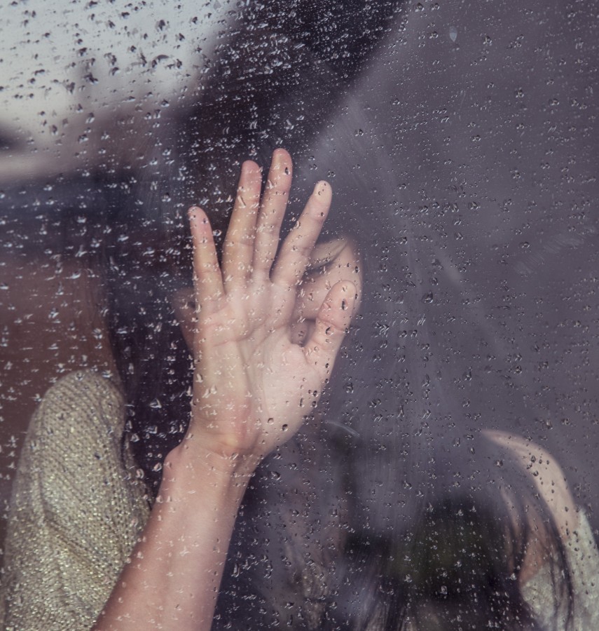 mulher, janela, jovem, chuva, gota, gotas, mãos, conceito, uma pessoa, asiáticos, asiáticos, sorrir, vergonha, alegria, janela