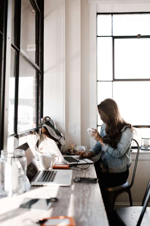 mulher, computador, fêmea, tecnologia, laptop, sentado, caucasiano, jovem, menina, internet, caderno, pessoa, negócios, trabalho, comunicação, atraente, moderno, pessoas, trabalho, bonito, feliz, digital, sem fio, escritório, branco, adulto, conexão, casual, interno, casa, morena, usando, espaço de cópia, casa, bonita, escrevendo, em branco, aprendendo, portátil, profissional, trabalhando, tela, mesa, pc, estudar, retrato, empresária, local de trabalho, estudante, mesa , juventude, beleza, surf, plano de fundo, bate-papo, universidade, inteligente, procurando, digitação, mão, africano, multimídia, janela, faculdade, estudo, interno, online, confortável, empresário, bem, pensativo, vestido, pensativo, fofo, educação , afro, colar, visualização, trabalhador, profissão, étnica, funcionário, americana, carreira, dispositivo, noite, preto, cadeira, lateral, elegante, ocupação, bem-sucedido, corporativo, roupas casuais, gerente, comida e bebida, cafeteria, negócios proprietário, pequena empresa, dia, horizontal, xícara de café, olhando para a tela, laptop, mensagens, mi llennial, empresa local, e-mail, cliente, vista elevada, serviço, luz solar, café, 20 anos, foco seletivo, comprimento de três quartos, sala de aula, designer, criativo, estilo de vida, alegre, cacheado, projeto, interior, inicialização, aparte, estilo, conveniência, rede social, uma pessoa, visão aérea, jovem adulto, usando computador, cafeteria, smartphone, manhã, coworking, escola, navegação, aparência, óculos, tecnologia, surf, positividade, e-mail, e-mail, navegar, mulher de negócios , local, fechar, teclado, cópia-espaço, secretária, teclado numérico, tipo, vazio, web, felicidade, sala de estar, sofá, relaxante, caseiro, pacífico, sala de estar, sofá, desfrutando, residência, cabelo castanho, rede, sorriso , relaxado, apartamento, família, adulto médio, calmo, domicílio, copyspace, local de trabalho, aconchegante, usar, espaço, vestido, cama, social, cruzado, dobrado, doméstico, netbook, toque, quarto, roupas, leitura, celular, cópia , lição de casa, exibir, despreocupado, blogging, redes, jeans, alto, isolado, computador portátil, close-up, closeup, bate-papo, cinza, conexão n, chão, adolescente, sorrindo, suéter, modelo,, pernas, quarto

