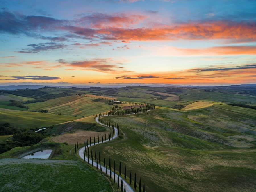 pôr do sol, viagem, estrada, paisagem, vista, direção, turismo, aérea, vista aérea, topo, acima, drone, solo, resumo, verão, céu, natureza, montanha, campo, laranja, transporte, exterior, aventura, voar, edifícios , nublado, voo, pico, dourado, luz, cênico, amarelo, pov, tropical, vista superior, filtro, horizonte, luz solar, montanhas, caminho, jornada, asfalto, outono, vazio, primavera, alta, estrada velha, estradas da ucrânia , campo, fundo