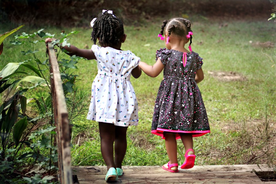 meninas, crianças, crianças, amigos, jovem, feliz, infância, amizade, juventude, felicidade, inocência, humano, jogando, natureza, ao ar livre, penteado, tranças, mãos, amigos