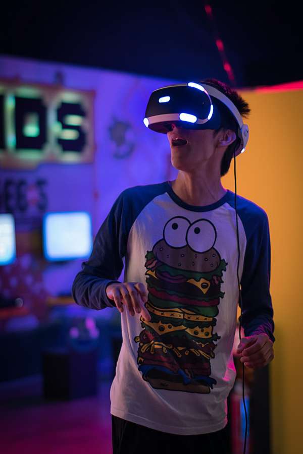 realidade, tecnologia, máscara, homem, moderno, entretenimento, virtual, fone de ouvido, jogos, óculos, jovem, jogo, masculino, pessoa, diversão, jogador, interativo, 3D, ciberespaço, vídeo, vr, dispositivo, jogando, conceito, futurista, equipamento, online, modificado, lazer, surpreso, espantado, vestível, livre, animado, tempo, uau, mediado, feliz, procurando, tecnologia, adolescente, adolescente, plano de fundo, eletrônico, isolado, adolescente, ciência, cibernético, comovente, urbano