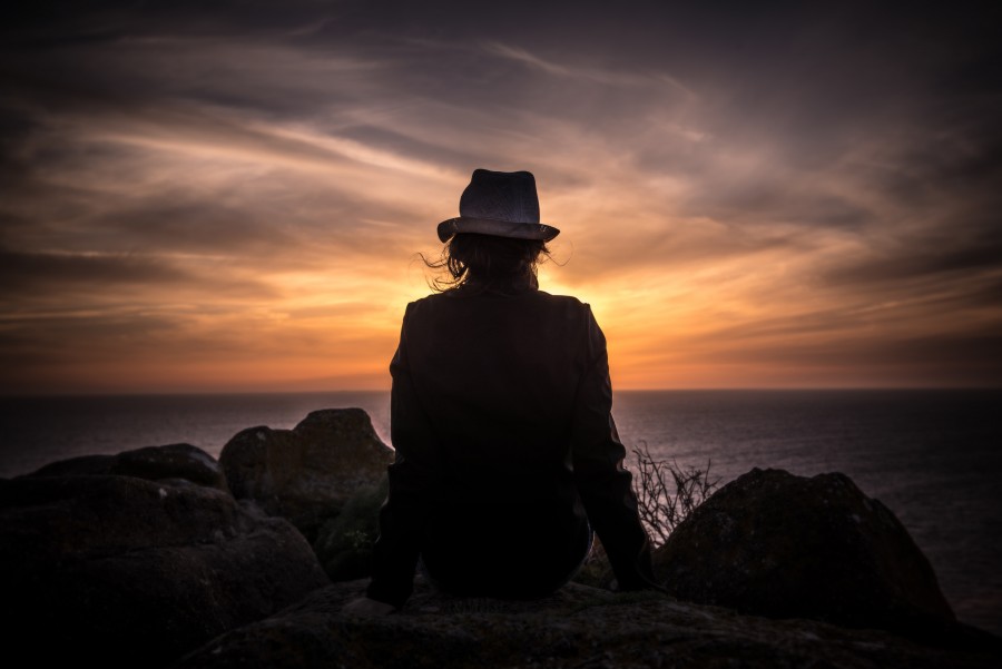 uma pessoa, pessoas, mulher, pôr do sol, pôr do sol, pôr do sol, costas, silhueta, olhando para o horizonte, chapéu,