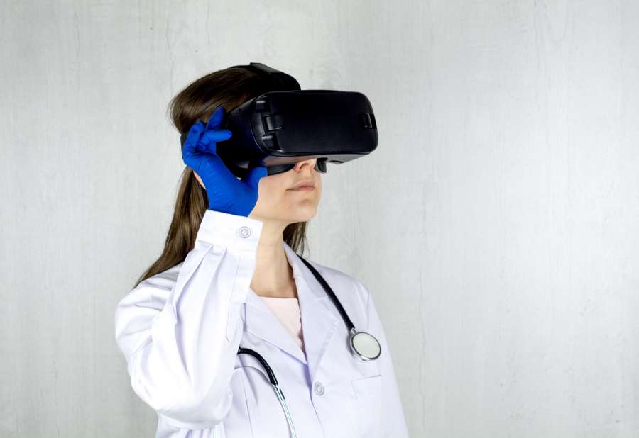 3D, digital, visão, tecnologia, equipamento, fone de ouvido, hospital, óculos de proteção, médico, VR, virtual, realidade, médico, dispositivo, profissional, estetoscópio, futurista, moderno, homem, óculos, celular, cirurgia, pessoas, pessoa, adulto, sala, ajuda, ciência, óculos, interação, alta tecnologia, vídeo, caucasiano, jovem, médico, mão, assistência, entretenimento, ciberespaço, papelão, computação, interior, gesto, vestido, interior, computador, telessaúde, saúde, aumentada, telemedicina, interface, médico, saúde, medicina, exibição, cuidado, médico, trabalho, assistindo, tela, inovação, teste, interativo, feliz, cirurgião, jogo, gadget, fêmea, menino, homem, mulher, escritório, ocupação, vidro, visual, sorrindo, visualizar, ressonância magnética, radiografia, raio-x, tratamento, inteligência, exame, TC, tomografia, futuro, imagem, toque, botão, tela sensível ao toque, empurrar, pressionar, simulação, artificial, remoto, exame, clínica, dados, desfrutando, clínico, alegre, alegre, laboratório, vestível, diagnóstico, radiologista, diagnóstico, examinando, dna, magn etic, ressonância
