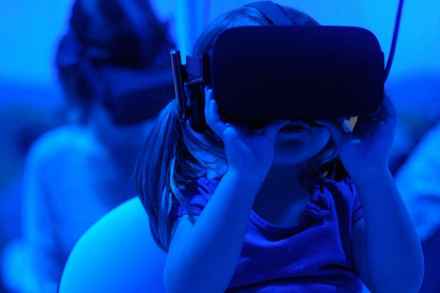 tecnologia, menina, pequeno, vr, fone de ouvido, máscara, moderno, criança, criança, jogo, óculos, digital, jovem, virtual, realidade, vídeo, 3D, óculos de proteção, branco, vestindo, plano de fundo, dispositivo, inovação, infância, estúdio, ar, mundo, aumentado, gadget, usando, explorar, tiro, fofo, feliz, isolado, expressão, crianças, futurista, gadgets, entretenimento, futuro, diversão, amizade, crianças, casa, pessoas, experiência, caucasiano, educação, feminino