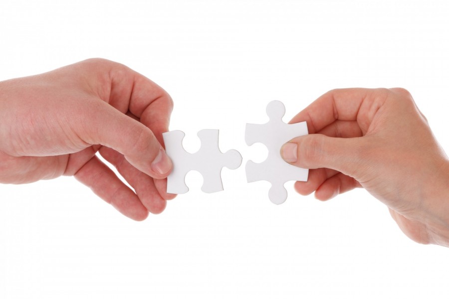 puzzle, conceito, peças, peça, ajuste, mãos, fundo branco,