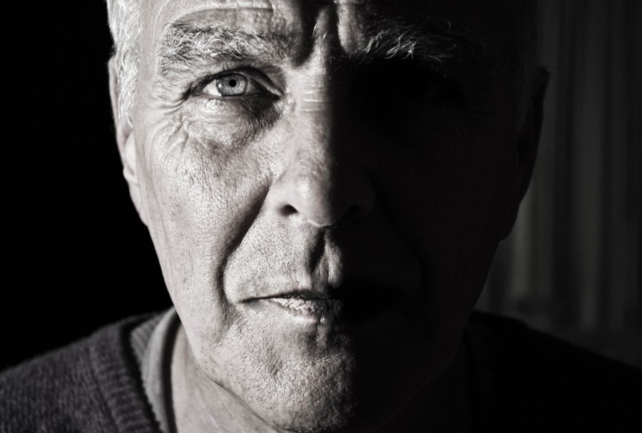 uma pessoa, pessoas, homem, adulto, preto e branco, olhando para a câmera, close-up, face, detalhe, sombra, 50 anos, sério,