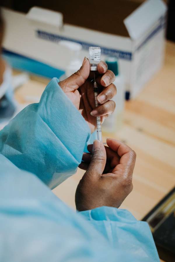 injeção, medicamento, médico, vírus, seringa, médico, saúde, vacina, coronavírus, vacinação, hospital, tratamento, cuidado, agulha, medicamento, covid-19, corona, gripe, clínica, proteção, doença, imunização, prevenção, medicação, enfermeira, doença, pandemia, máscara, paciente, epidemia, infecção, mão, saúde, tiro, cobiça, dose, ciência, terapia, cura, equipamento, vetor, mulher, imune, isolado, plano de fundo, homem, pessoas, adulto, pessoa, covid19