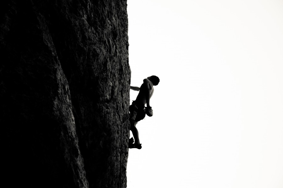 preto e branco, uma pessoa, pessoas, homem, jovem, adulto, escalar, escalada, esportes, dia, montanha, extremo,