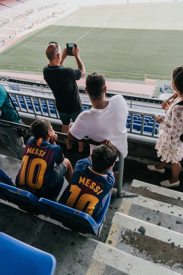 pessoas, futebol, partida, futebol, estádio, objetivo, esporte, fãs, diversão, evento, homens, feliz, vitória, suporte, jogo, equipe, espectador, competição, sorrindo, emoção, sucesso, ao ar livre, jogando, assistindo, jovem, multidão, campeonato, alegria, público, busca recreativa, adultos, liga, torcedor, união, esporte profissional, campo, diversão, esporte competitivo, evento esportivo, local esportivo, entusiasta, contente, grupo, incentivo, competição de futebol, Lionel Messi, Messi ,
