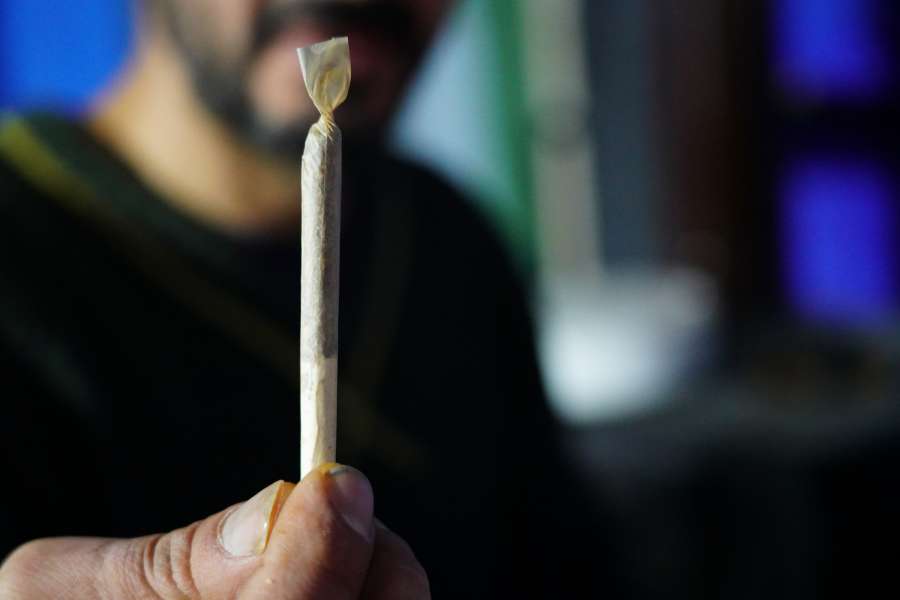cannabis, articulação, homem, pessoa, ilegal, legal, conceito, masculino, droga, entorpecente, drogas, branco, erva daninha, medicamento, rosto, maconha, preto, cigarro, mão, erva, legalize, tabaco, viciado, vício, plano de fundo, perigo, saúde, insalubre, multicultural, fumante, folha, canabidiol, multirracial, bonito, barba, hábito, jovem, natureza, verde, humano, ruim, nicotina, estilo de vida, closeup