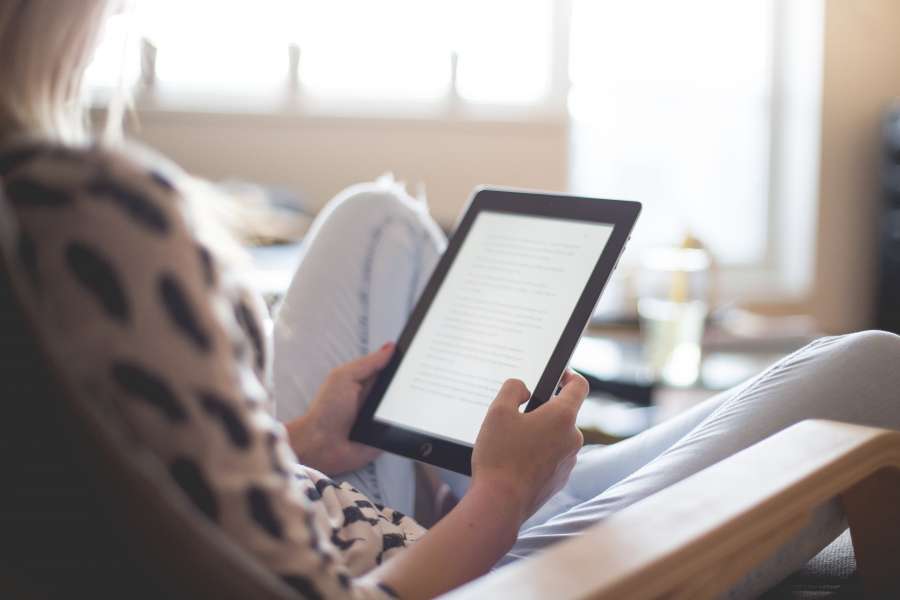 feminino, tablet, e-book, jovem, digital, tecnologia, estilo de vida, leitura, mulher, sentado, internet, menina, pessoa, adulto, feliz, sem fio, usando, relaxar, bonito, pessoas, estudante, computador, online, casual, segurando, pad, dispositivo, atraente, bonito, livro, casa, leitor, móvel, social, senhora, adolescente, verão, app, assistindo, casa, lazer, eletrônico, ereader

