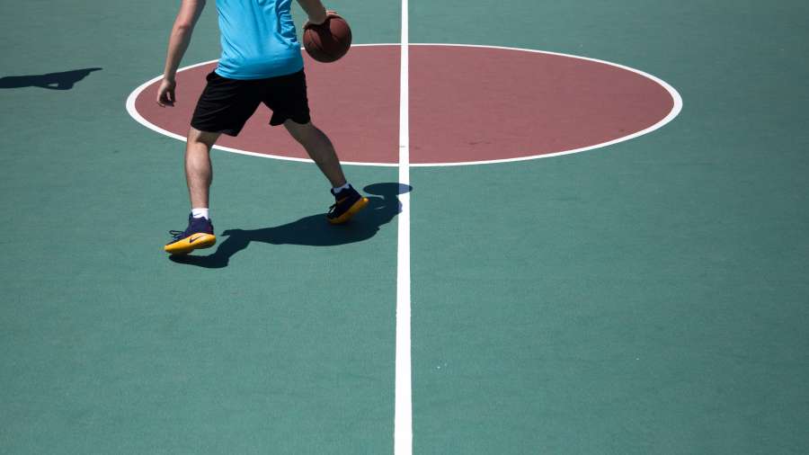 cesta, basquetebol, bola, uma pessoa, homem, jogo, recreio, esportes, exterior, atividade, jovem, dia, centro,