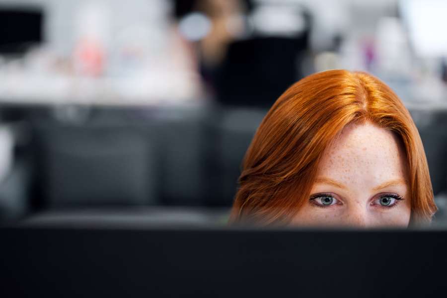 mesa, trabalho, escritório, negócios, jovem, computador, fêmea, trabalho, empresária, casa, empresário, menina, profissional, sentado, mulher, pessoas, linda, ruiva, caderno, internet, empregado, corporativo, um, pessoa, mulheres, senhora, adulta, leitura, tecnologia, trabalhador, pc, saúde, local de trabalho, pai, lugar, ocupado, maternidade, dia, ruivo, olhos azuis,