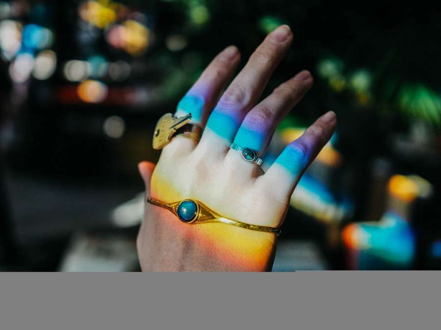 mão, luz, arco íris, anel, anel de humor, roxo, azul, vermelho, laranja, amarelo, cor, chave, unhas