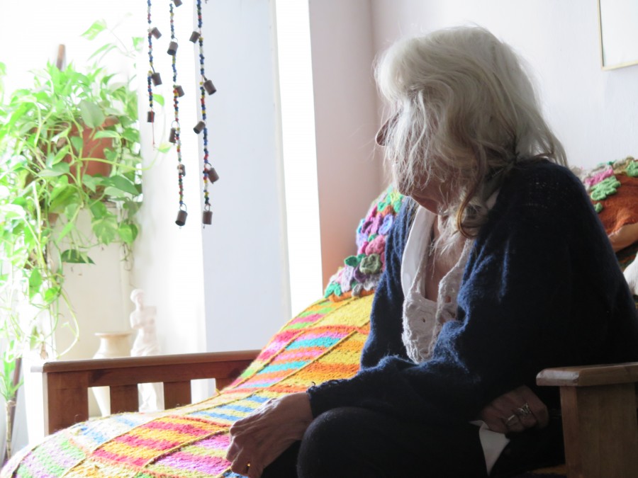 velha, mulher, assistindo, tv, televisão, vida, interior, poltrona, adulto, mais velhos, 80 anos de idade, velhice,