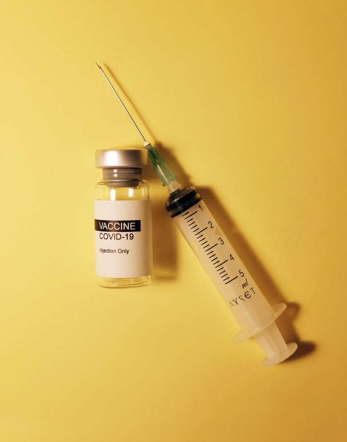 vacina, vírus, medicamento, coronavírus, injeção, médico, saúde, vacinação, imunização, covid-19, doença, seringa, medicamento, corona, médico, doença, hospital, gripe, tratamento, cuidado, medicamento, agulha, dose, ciência, proteção, pesquisa, paciente, enfermeira, epidemia, clínica, cura, pandemia, pessoas, conceito, farmacêutico, mão, terapia, cobiça, plano de fundo, saúde, mulher, covid19, laboratório, infecção, gripe, prevenção, 2019-ncov, closeup, imune, imunidade