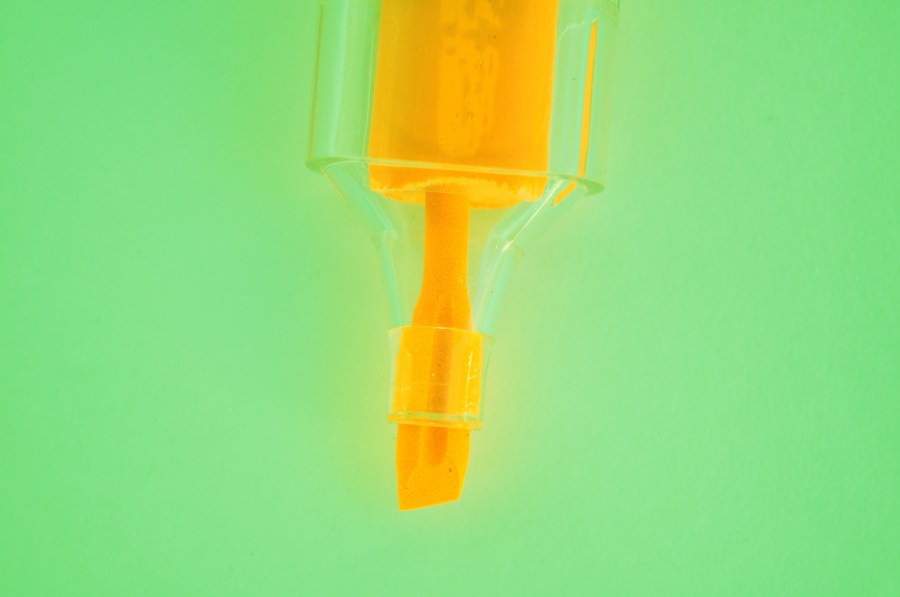 Um objeto, fundo verde, marcador, escritório, marca-texto, amarelo