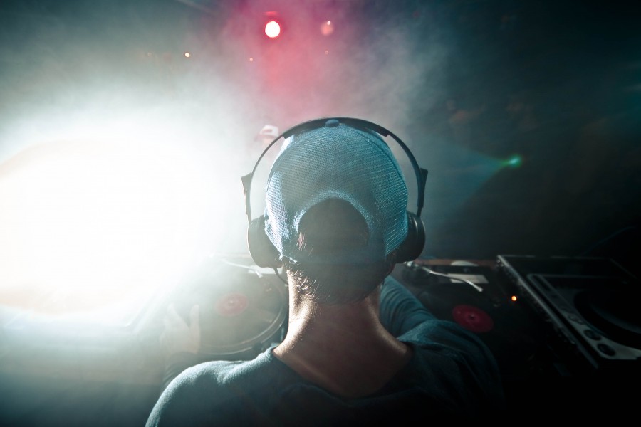 clube, noite, discoteca, uma pessoa, pessoas, homem, legal, moda, dj, música, boné, conceito,