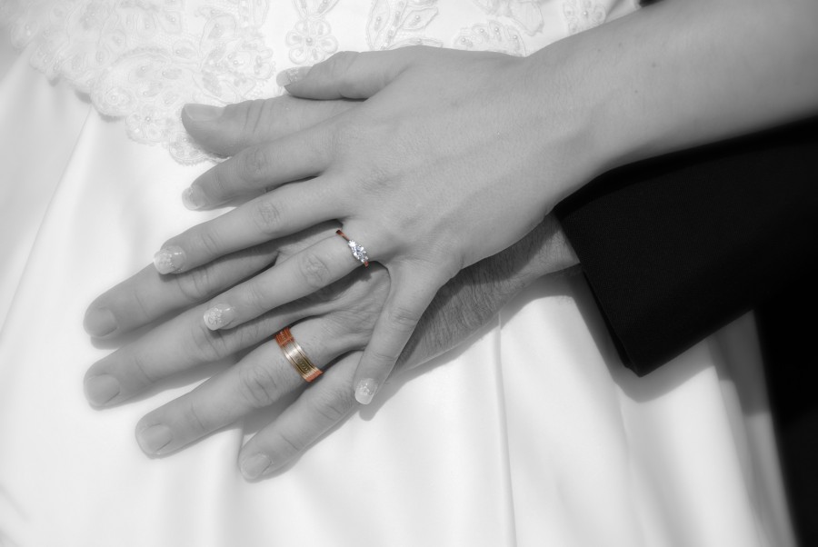 Mãos de recém-casados com suas novas alianças mãos, casal, amor, união, noivado, casamento, casamento, anel, homem, mulher, ouro,
