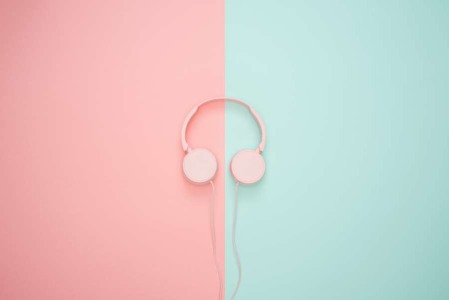 música, plano de fundo, rosa, pastel, fones de ouvido, áudio, tecnologia, branco, ouvir, estúdio, moda, som, moderno, cor, fêmea, estéreo, digital, vista superior, conceito, entretenimento, mínimo, dispositivo, mulher, estilo, fone de ouvido , rádio, espaço, design, fones de ouvido, telefone, superior, postura plana, fone de ouvido, exibição, menina, sem fio, moderno, equipamento, retrato, pessoa, acessório, feliz, casual, objeto, colorido, brilhante, eletrônico, musical, fone de ouvido, gadget
