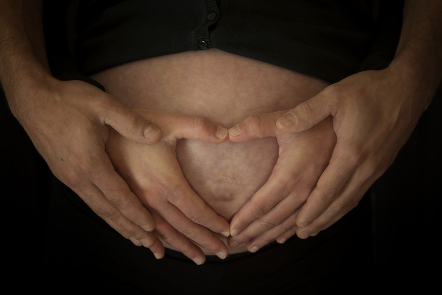 Gravidez, grávida, mulher, homem, mãos, mãos, barriga, bebê, família, conceito,