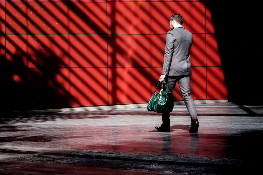 homem, negócio, terno, elegante, trabalho, fora, andar, saco, couro, saco, homem negócios, profissional,
