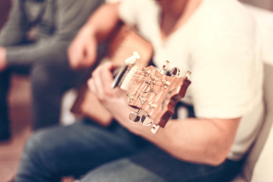 uma pessoa, interior, pessoas, homem, tocando, tocando, violão, instrumento, música, canção, cantando,