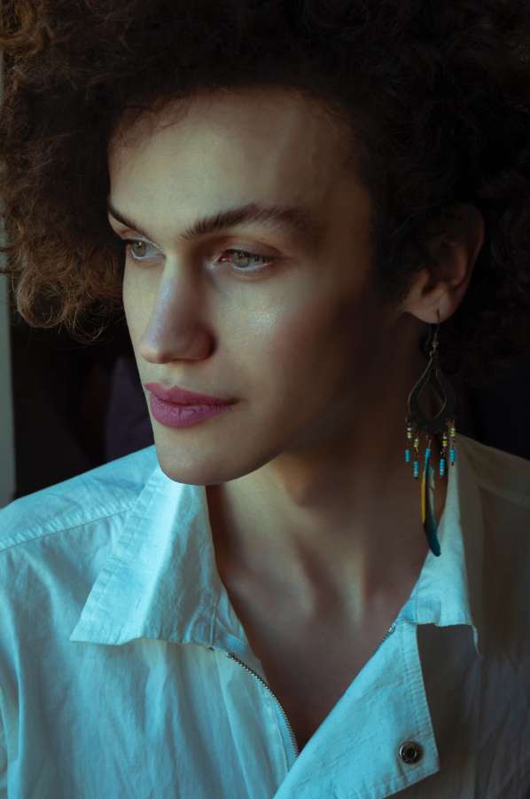 transgênero, retrato, pessoa, jovem, pessoas, feliz, rosto, masculino, transexual, estilo de vida, homem, alegre, andrógino, estúdio, moda, aparência, lgbtq, sorriso, positivo, felicidade, maquiagem, orgulho, trans, casual, bonito, atraente, lgbt, mulher, adulto, individualidade, sorrindo, geração z, expressão, fluido de gênero, gênero, confiante, feminino, branco, gay, feminino, modelo, travesti, femme, batom, identidade de gênero, facial, estilo, bonito, expressão de gênero, não binária
