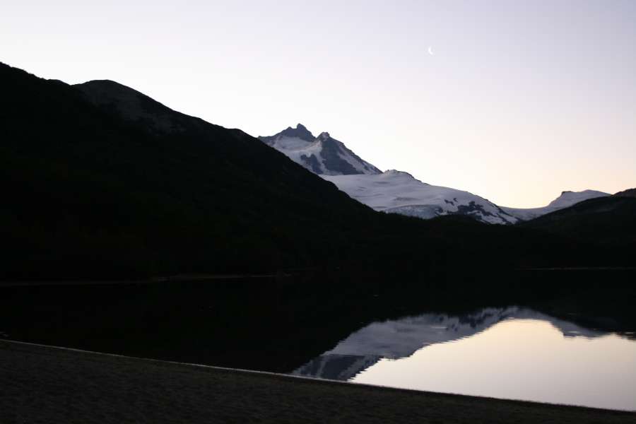 lagoa, reflexão, noite, pôr do sol, anoitecer, lago, água, montanha, paisagem, tranquilidade, natureza, neve, nevado,