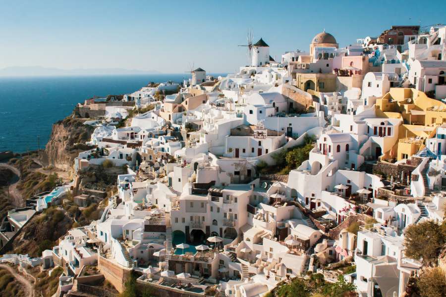 grécia, arquitetura, verão, europa, viagem, grego, egeu, azul, santorini, turismo, paisagem, branco, oia, cicladas, cidade, mar, céu, ilha, férias, casa, igreja, cúpula, vila, edifício, mediterrâneo, natureza, vista, bela, tradicional, caldeira, marco, vulcão, pôr do sol, resort, romântico, famoso, cidade, thira, lua de mel, feriados, ensolarado, destino, turístico, cultura, panorama, cúpula, europeu, panorâmico, idílico, beleza