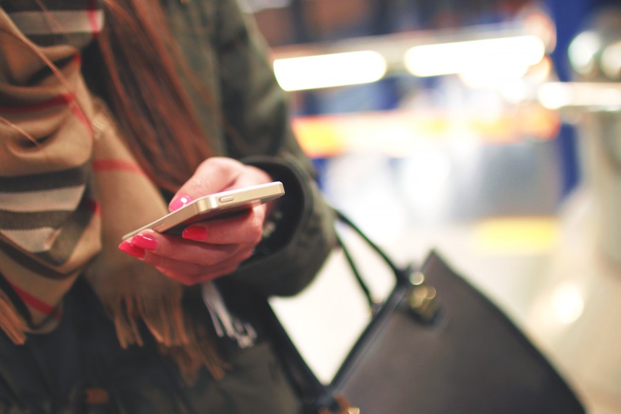 uma pessoa, pessoas, mulher, jovem, celular, telefone, verde, tecnologia, primeiro plano, exterior, texto, comunicação,