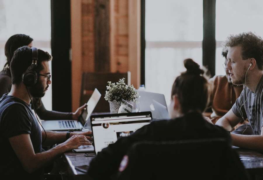 reunião, trabalho, grupo de trabalho, escritório, grupo, pessoas, jovens, interior, tabela, atividade, equipe, trabalho em equipe, conceito, laptop, conectividade,