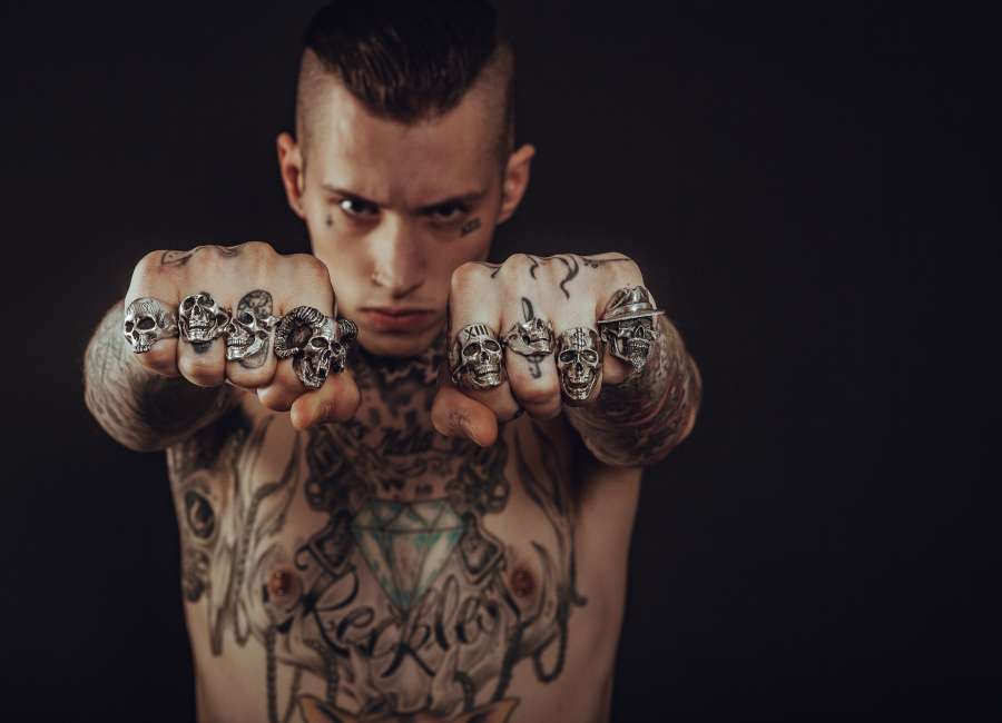 homem, jovem, tatuagem, atitude, anel, rocha, heavy metal, punho, conceito, golpe, olhar, sério, gangue