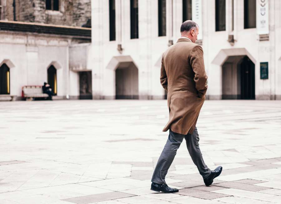 homem, andando, cidade, urbano, terno, saco, inverno, adulto, mais velho, marrom, 50,