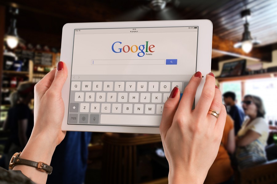 mulher, mãos, tecnologia, internet, motor de busca, google, close-up, tablet, ipad,