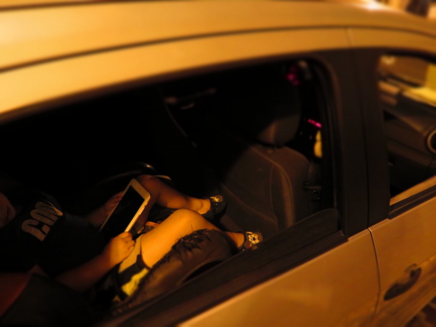 criança, tablet, uma pessoa, carro, carro, carro, jogar, jogo, jogando, tecnologia, dispositivo, multimídia, infância,