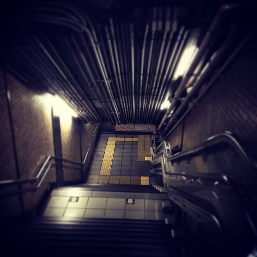 escada, escadas, metrô, metrô, descer, noite, luz, luzes, escuro, assustador, ninguém,