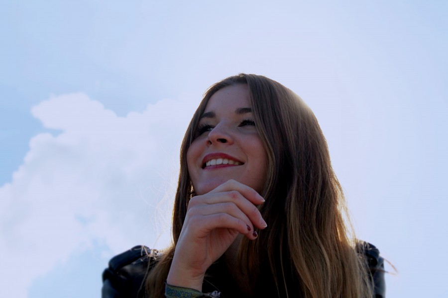 mulher, sorriso, jovem, 20 anos, alegria, felicidade, verão, fora, céu, cara, sorriso, gesto,