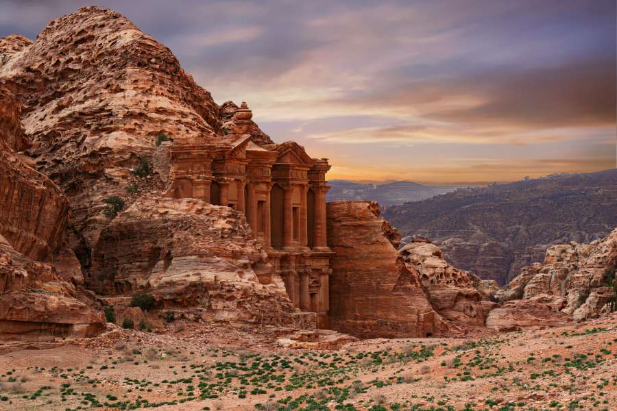 Jordânia, petra, viagem, templo, pedra, turismo, rocha, antigo, história, arquitetura, unesco, cidade, patrimônio, marco, histórico, tesouro, leste, cultura, meio, arenito, fachada, árabe, cânion, montanha, arqueologia, antigo, tumba, mundo, beduíno, vermelho, edifício, mosteiro, religião, ruína, ruínas, ásia, esculpido, local, khazneh, jordânia, deserto, turista, passeio, monumento, histórico, vista, penhasco, siq, al, árabe