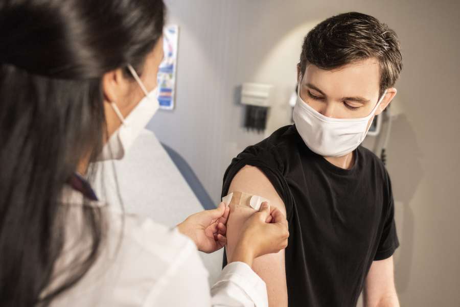médico, médico, paciente, proteção, medicamento, vacinação, clínica, hospital, homem, braço, doença, máscara, vírus, gripe, imunização, pandemia, prevenção, epidemia, pessoa, vacina, injeção, saúde, doença, seringa, coronavírus, corona, covid19, imunidade, máscara facial, cuidado, tiro, inoculação, enfermeira, campanha, conceito, gripe, tratamento, adulto, diverso, surto, injetando, obtendo, dando, jovem, asiático, estilo de vida, idoso, menina, vara, medicinal emplastros