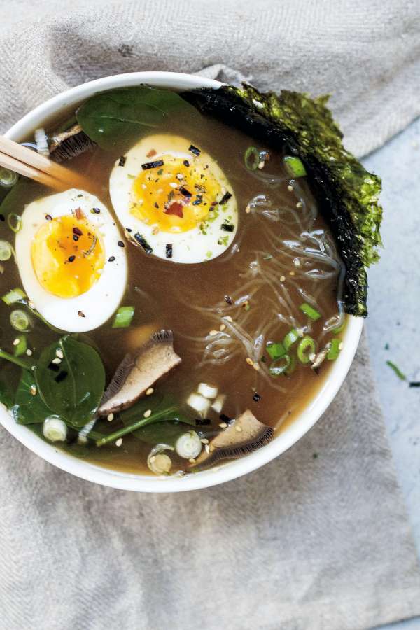 comida, cozinha, refeição, macarrão, asiático, ramen, almoço, macarrão, plano de fundo, chinês, tradicional, saboroso, japonês, delicioso, macarrão, tigela, branco, picante, ramyeon, produto, isolado, macarrão instantâneo, rápido, origem, acima exibição, original, fast food, ingredientes, vista superior, condimentos, instantâneo, ondulado, prato, close-up, prato, macarrão seco, prato de macarrão, amarelo, comum, molho, vermelho, sopa, cozido, closeup, oriental, textura, seco , vegetal, gourmet, ingrediente