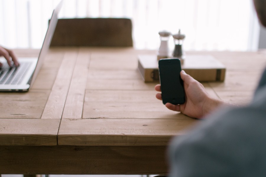 uma pessoa, pessoas, homem, telefone celular, telefone, comunicação, iphone, mesa, trabalho, tecnologia,