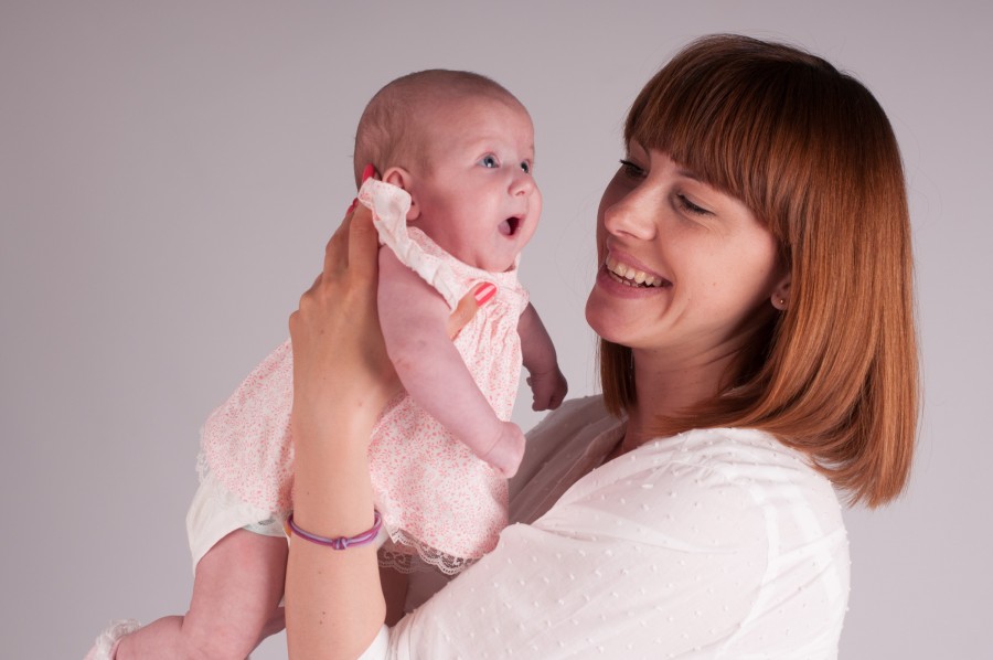 duas pessoas, mãe, filha, bebê, menina, infância, família, amor, elevador, levantamento,