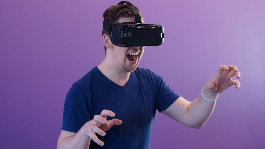 dispositivo, masculino, homem, fone de ouvido, usando, vr, virtual, realidade, jovem, aparência, contemporâneo, noite, anoitecer, óculos, jogar, vermelho, jogo, pessoas, um, cibernético, azul, noite, porém, inovação, rosa, equipamento, entretenimento, menino, digital, luz, experiência, 3D, negócios, simulação, japonês, coreano, gadget, casa, menina, cavalheiro, empresário, visual, tecnologia, asiático, homens, vestível, vídeo, adulto, chinês, jogos, ásia, controle, três, confiante, escritório, ocupação, animado, tecnologia, velho, alegre, desfrutar, assistir, sci, moderno, fi, elegante, cor, sorriso, filho, segurando, caucasiano, futurista, local de trabalho, comprimento, gesticulando, sentado, quarto, roupas, vestindo, estilo de vida, corporativo, imersivo, focado, profissão, elegante, interior, apontando, casual, óculos, profissional, bureau, joystick, carreira, remoto, lazer, dia, inteligente