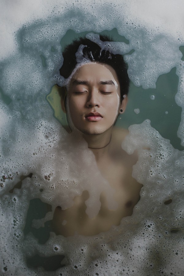 uma pessoa, pessoas, homem, banho, relaxar, chuveiro, banho, lavabo, limpo, bolhas, flutuador, flutuante, calmo, jovem, adulto, 20 anos, olhos fechados, rosto, meditação, meditar, tranquilidade, serenidade,