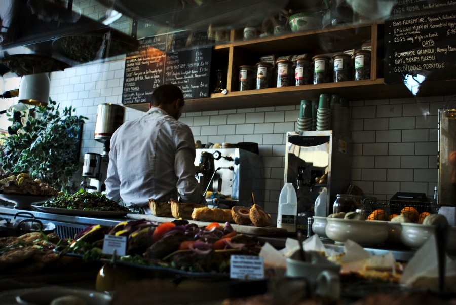 interior, restaurante, cozinha, uma pessoa, pessoas, homem, cozinheiro, café, bar, refeições, cozinheiro, jovem, profissão, garçom, atenção,