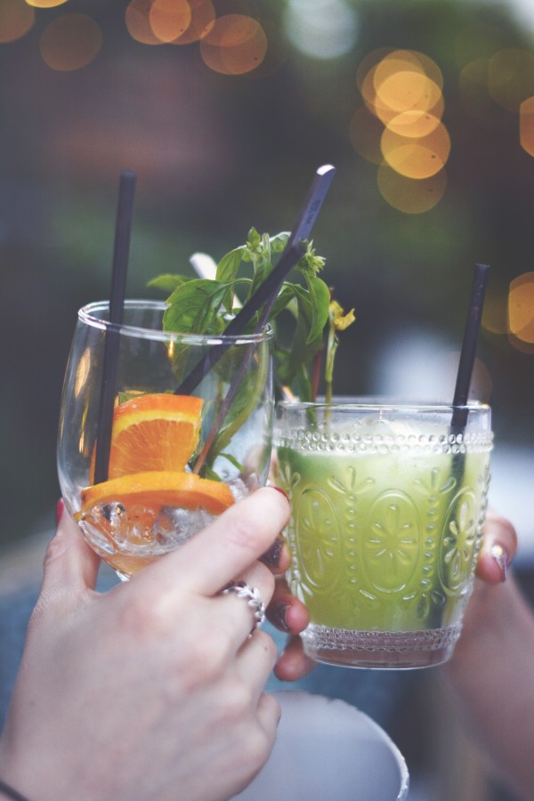 Saudações, bebidas, amizade, celebração, brinde, namoradas, bebida, ao ar livre, mojito, hortelã, laranja, fatias, bebidas, copos, mãos, mulheres, meninas, efeito bokeh