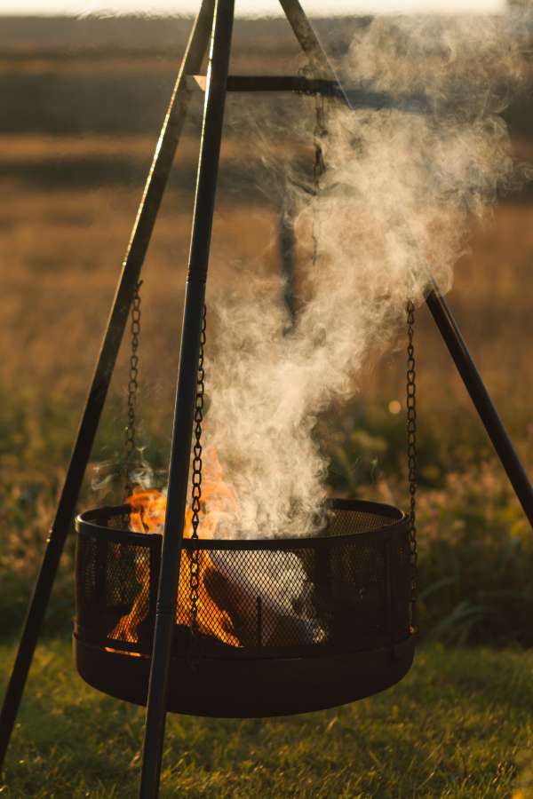 calor, quente, controle, piquenique, acampamento, controlado, laranja, ao ar livre, celebração, campo, natureza, ao ar livre, closeup, cinza, inflamável, carvão, firepit, chama, fumaça, natural, flare, lenha, combustível, ardente, quente, cênico, chamas, madeira flutuante, verão, grama, verde, fogo, madeira, fogueira, ninguém, ensolarado, dia, queimado, queimar, fogueira