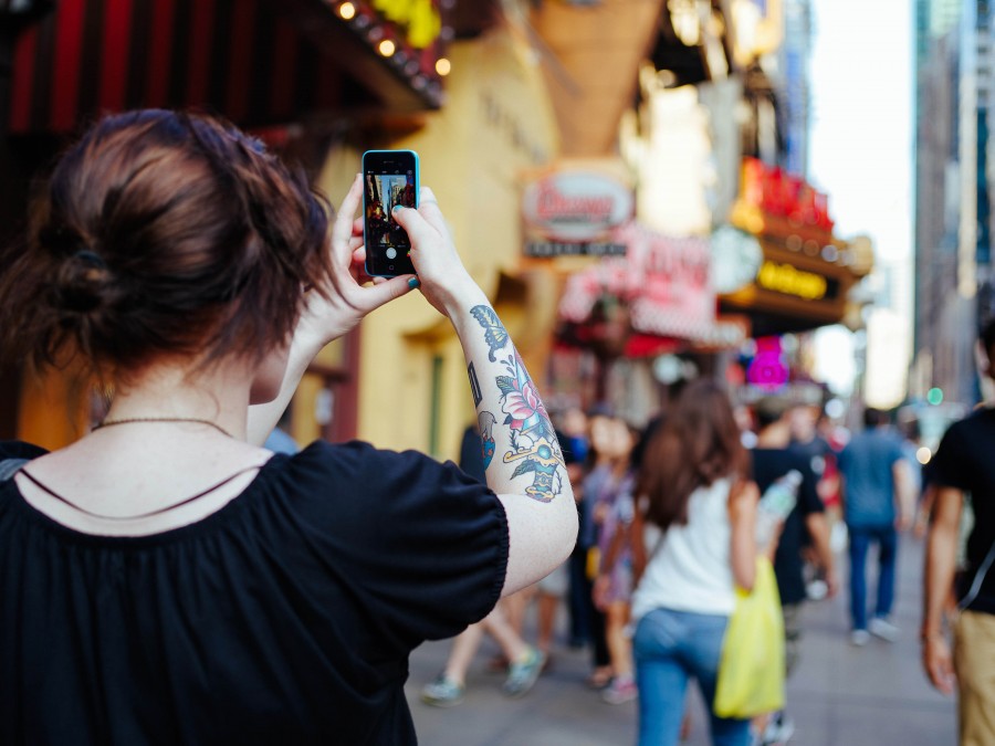 uma pessoa, pessoas, mulher, tatuagem, telefone celular, telefone, smartphone, fotografia, cidade, viagem, viajar, jovem, 20 anos, vista traseira, urbano, rua,