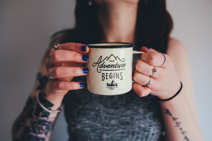 mulher, unha polonês, unhas, polonês, mulheres, moda, mãos, tatuagens, bebida, copa, copa, unhas, jóias, anéis, pulseira, menina, corpo, branco, a aventura começa
